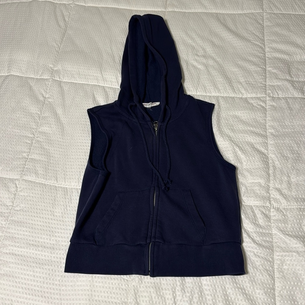 Low cut sweatshirt zip up